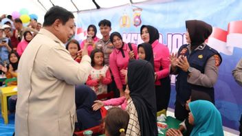Anak-anak Korban Banjir di Palembayan Agam Berebut Salami Prabowo