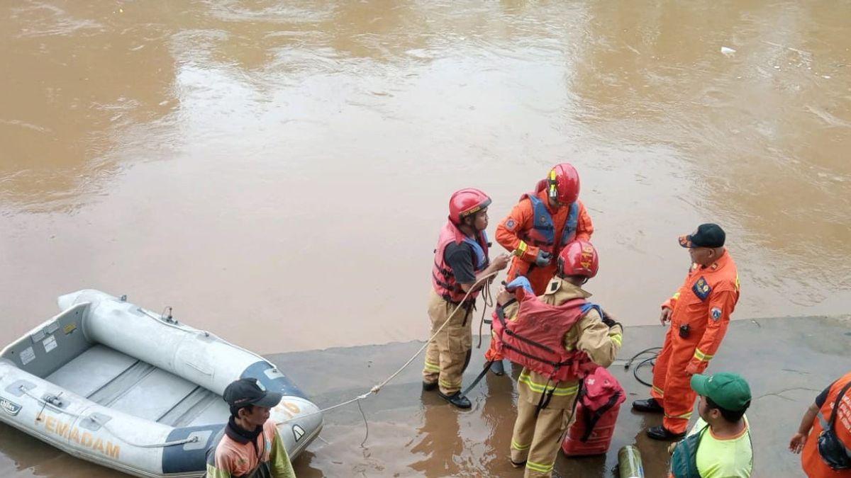 Man Drifting In Ciliwung River While Looking For Bottles, Residents Heard Asking For Help