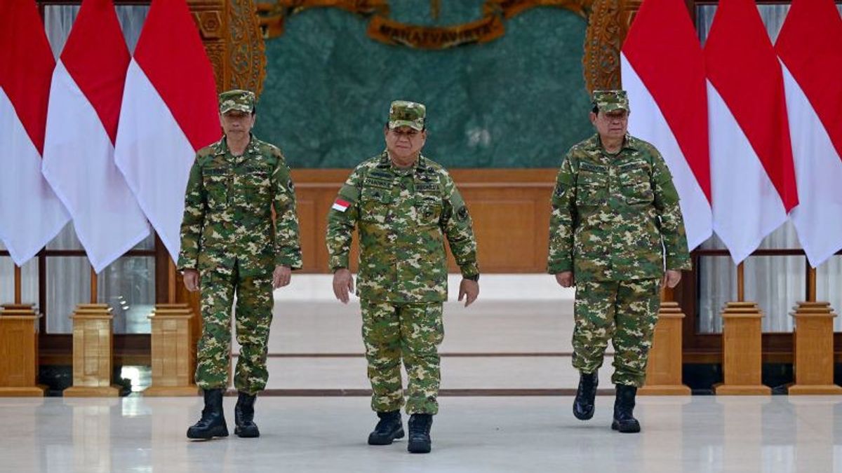 Prabowo Bangga Didampingi SBY dan Jokowi Saksikan Parade Senja