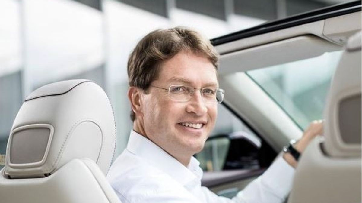 Kekurangan Chip Paksa Pelanggan Mercedes- Benz Inden Mobil Hingga Satu Tahun