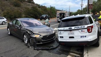 Keasyikan Nonton Film, Mode <i>Autopilot</i> Tesla Seruduk Mobil Polisi