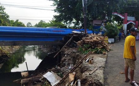 Hujan Deras Angin Kencang, Pohon Besar di Kali Cipinang Roboh Disusul Tanah Longsor