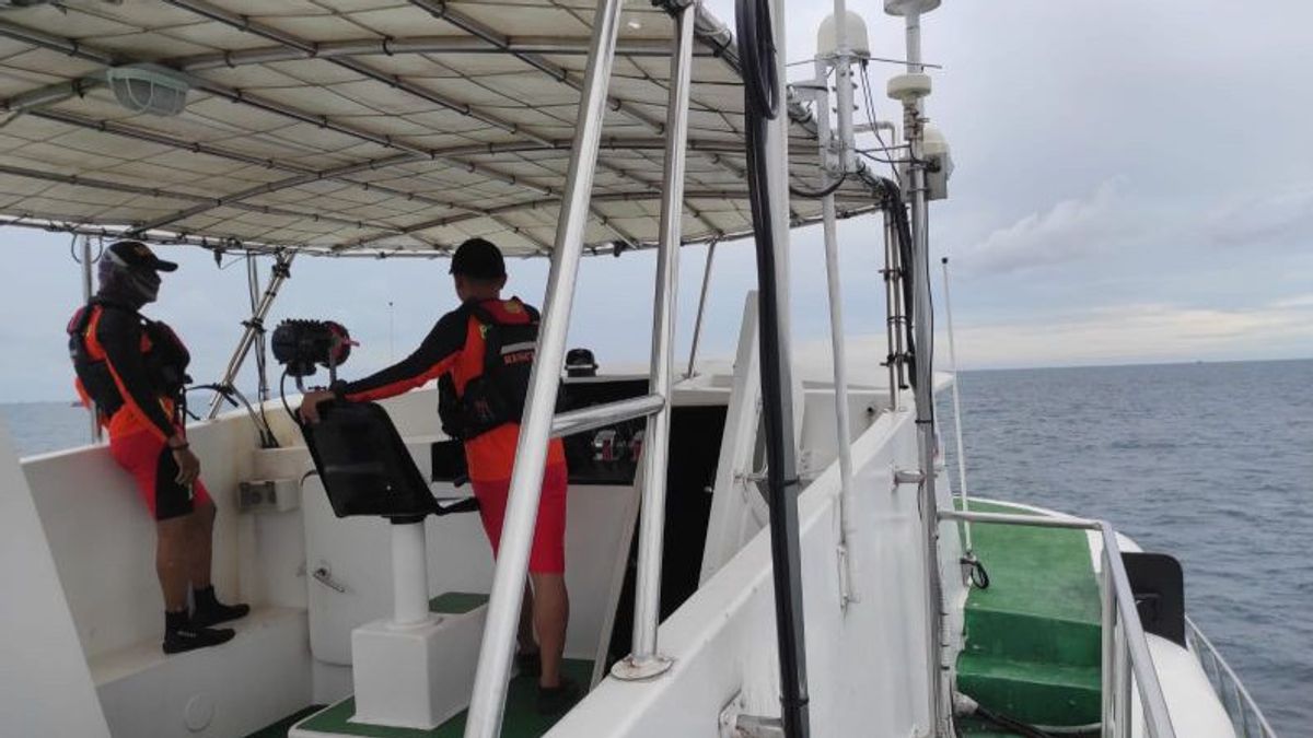 SAR Team Searches For Missing Victims In Ship Accident In The Waters Of Bintan Kepri