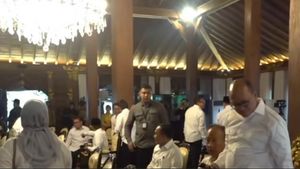 All White, Outfit Of Prabowo's Candidates For Ministers Who Follow The Briefing In Hambalang