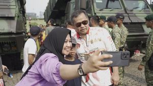 Public Enthusiasm Takes A Selfie With Army Chief Of Staff Maruli Simanjuntak At Matra Fair