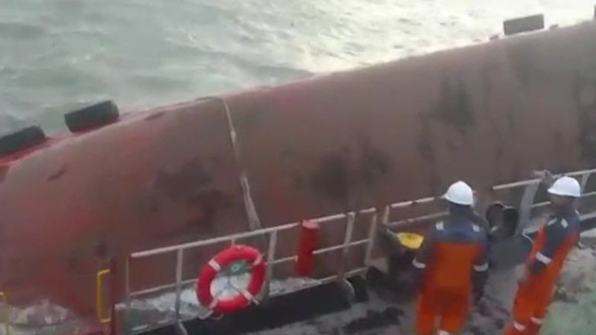 Dihantam Badai, Kapal Crane Batu Bara Terbalik di Perairan Banyuasin Sumsel