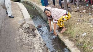 Ya Ampun, Pengungsi di Cianjur Pakai Air Got untuk Cuci Piring