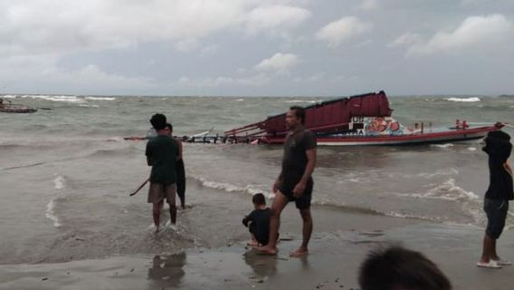Tujuh Orang Tewas Akibat Kapal Karam di Pantai Malabero