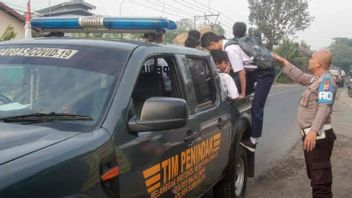 الشرطة تنقل الطلاب إلى المدرسة بسبب إضراب سائقي أنغكوت في ماجالينغكا