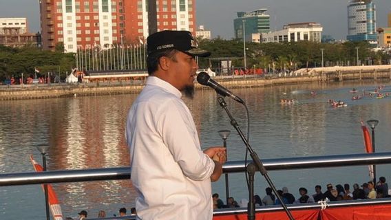 Gubernur Sulsel Serahkan Bantuan Kapal ke Nelayan Barru untuk Pemulihan Ekonomi Nelayan