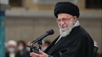 يختلف الرئيس والزعيم الأعلى في إيران ، المرسوم النهائي في آية الله علي خامنئي