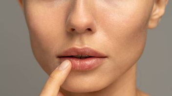 3 Tips Merawat Bibir Kering Tanpa Lip Balm