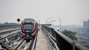 Penumpang Jalan di Atas Rel Akibat LRT Jabodebek Mogok, KAI Minta Maaf dan Janjikan Evaluasi