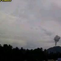    Gunung Ibu Semburkan Abu Vulkanik Setinggi 800 Meter