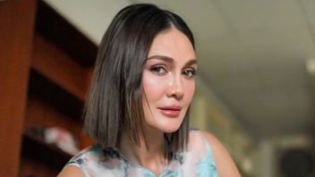 時間を追いかけなければならないにもかかわらず見栄え、7を覗き込む ルナ・マヤ・ジャガ・ポーズ 美しいままでいる