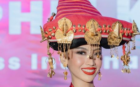 5 Gaya Sophie Kirana Pamerkan Pakaian Tradisional Batak Karo untuk Miss International 2024