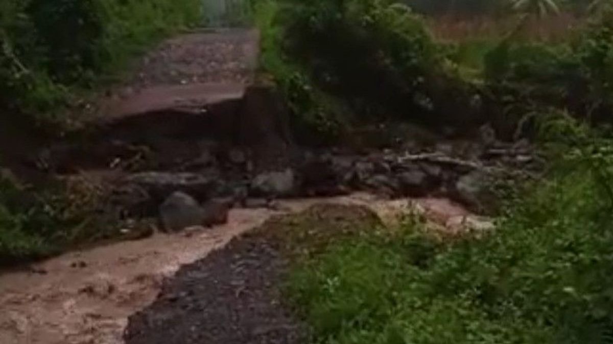 الفيضانات في أندورا NTT تقطع الطريق ، BPBD تجري إدارة الطوارئ 