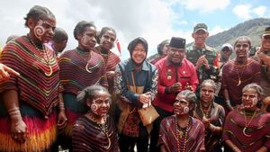 Menteri Risma Terbang ke Puncak Jaya, Kasih Warga 17 Motor Trail Listrik