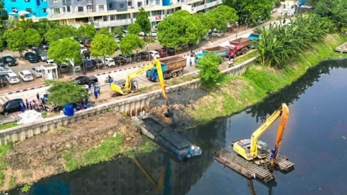 DKI Keruk Lumpur Sungai Serentak di 5 Wilayah Cegah Banjir