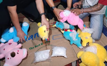 Polisi Gagalkan Peredaran Narkoba Dikemas dalam Boneka Warna-warni di Cakung