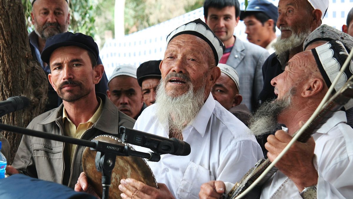 新疆、中国の小さな漢民族数はウイグル人イスラム教徒の民族の誕生をトリミング
