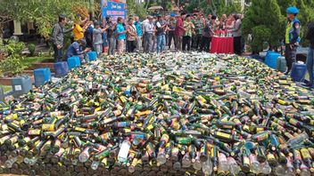 توقع العمل الإجرامي خلال عطلة عيد الميلاد ورأس السنة الجديدة ، شرطة سوبانج تدمر الآلاف من زجاجات ميراس