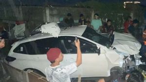 Diduga Main Handphone saat Melintas, Daihatsu Terios Putih Ringsek Dihantam Kereta, Dua Orang Luka Parah