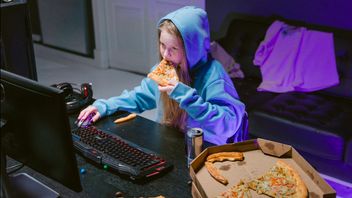 Une étude explique pourquoi les adolescents peuvent continuer à manger même s'ils n'ont pas faim