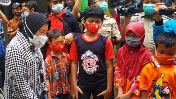 Minister Of Social Affairs Risma Entertain Children Of Landslide Victims In Kebumen, Promises To Send A Team For Trauma Healing