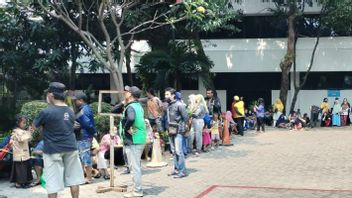 Benefits Of KJP, Central Jakarta Residents Stand For 6 Hours For Egg, Milk And Free Meat In Central Jakarta City Government