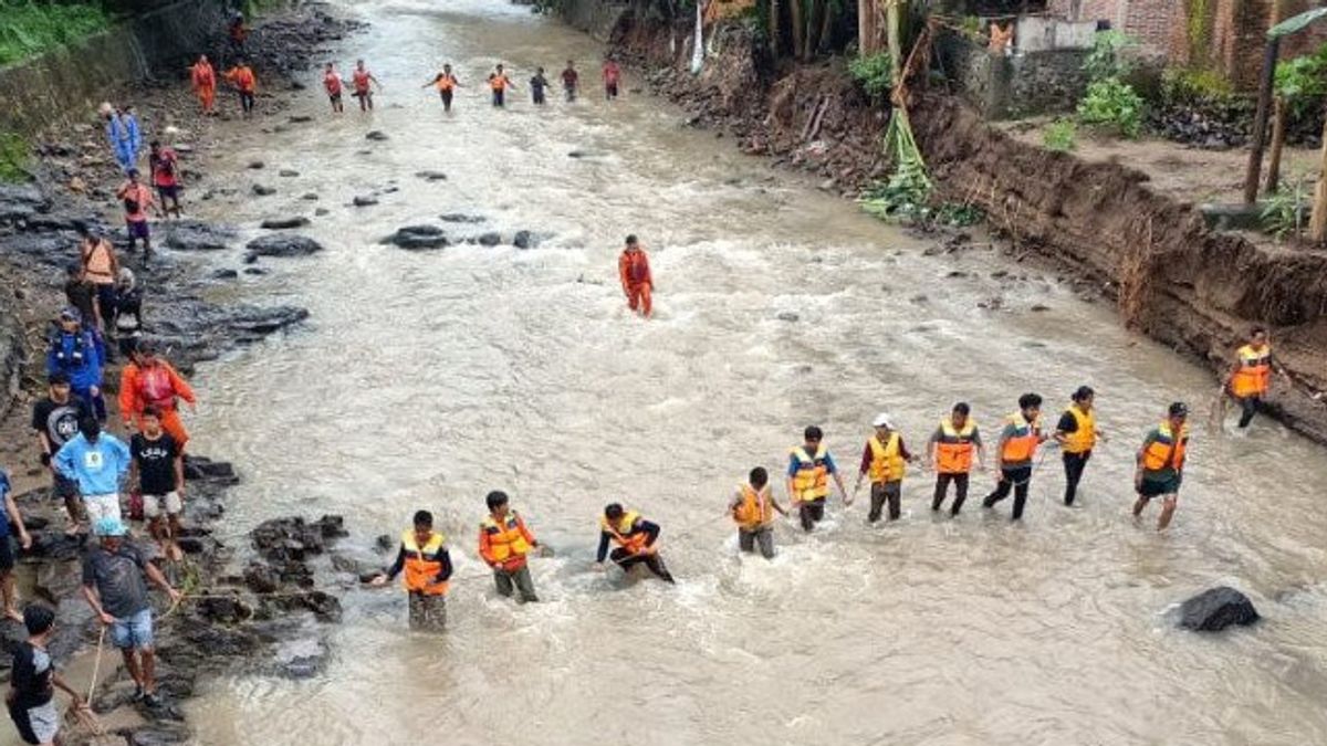 السابق Ntb Sumbawa كاديس قتل جرها الفيضانات بعد إنقاذ سيارته في النهر الجاف 