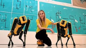Seniman Polandia Mengajarkan Anjing Robot AI Keterampilan Melukis