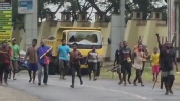 愤怒的一位居民被阿万扎杀死，跨巴布亚巴拉特路被马里皮马诺夸里村的居民封锁