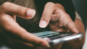 Sebagian Besar Masyarakat Indonesia Mengakses Internet Menggunakan Handphone atau Tablet