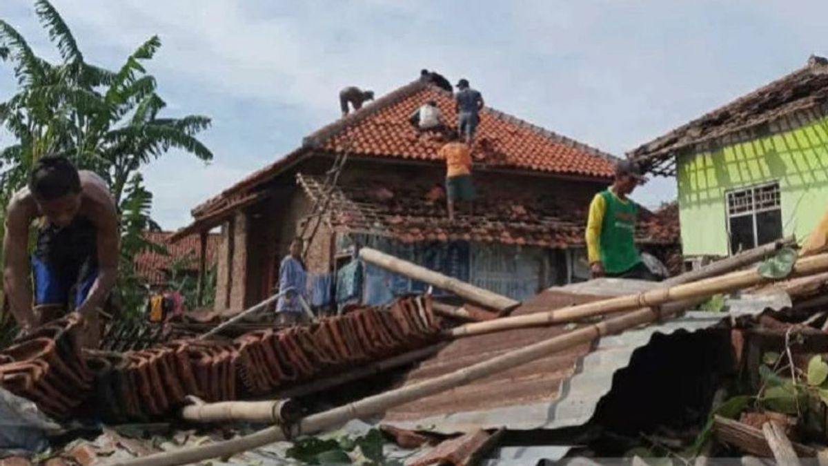 BPBDカラワン:竜巻で被害を受けた100軒の家屋