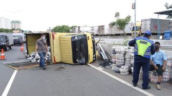 Road Separator Collision, Car Loaded With Cable Overturned On Sedyatmo KM25 Toll Road