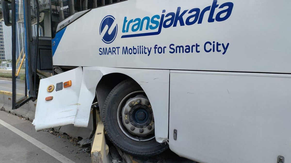 Transjakarta Will Add CCTV Around Bus Stops And Cabins