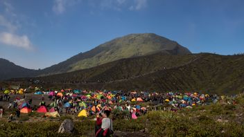 More Than 300 Climbers Crowded The Volcano Of Bukit Kaba Rejang Lebong