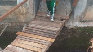 Inisiatif Warga Ciracas Bangun Jembatan Tanpa Bantuan Pemerintah, Demi Aktivitas Harian