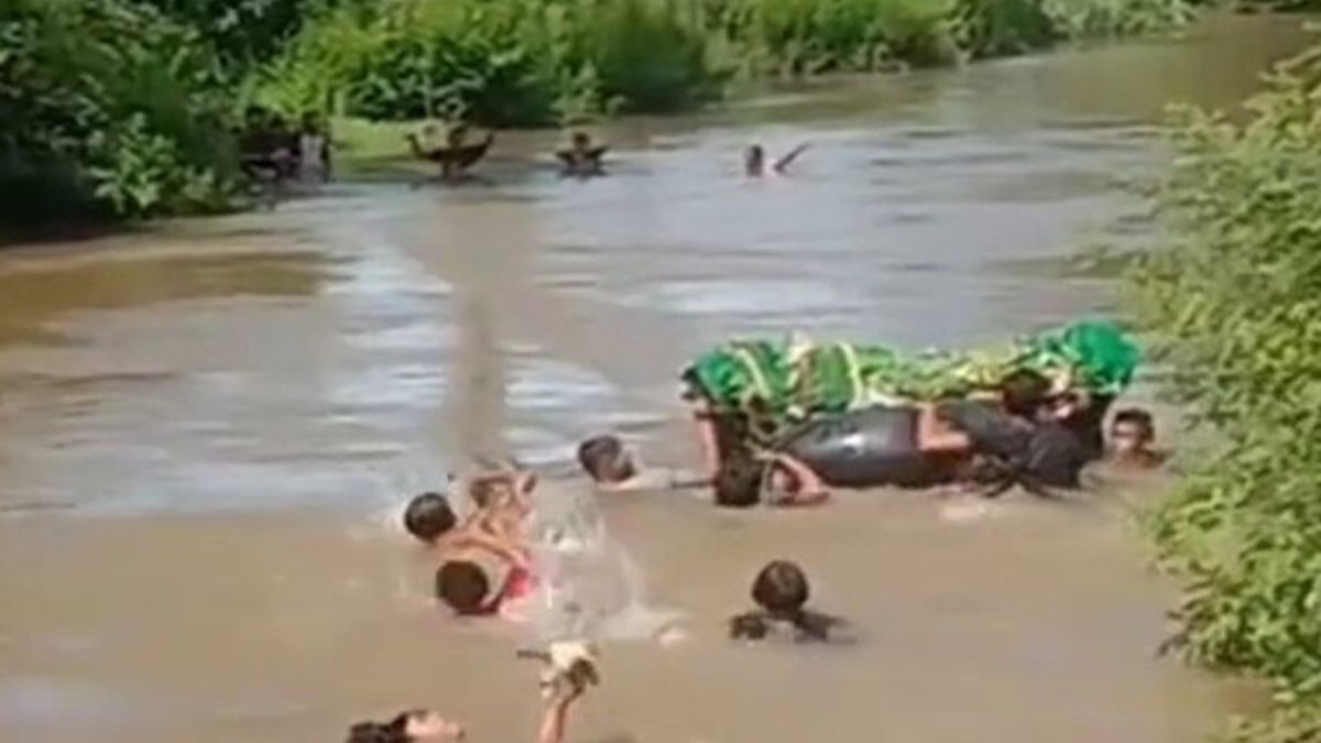 صورة مريس من الساحل الغربي لامبونغ: السكان يسبحون عبر النهر بين الجثث إلى المقاطعة