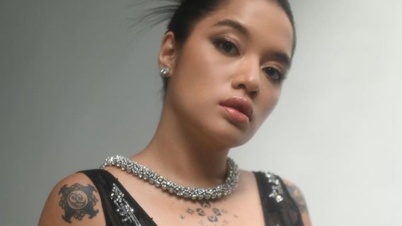 12 Artis Tanah Air yang Punya Tato Tersembunyi, Nia Ramadhani-Abigail Cantika