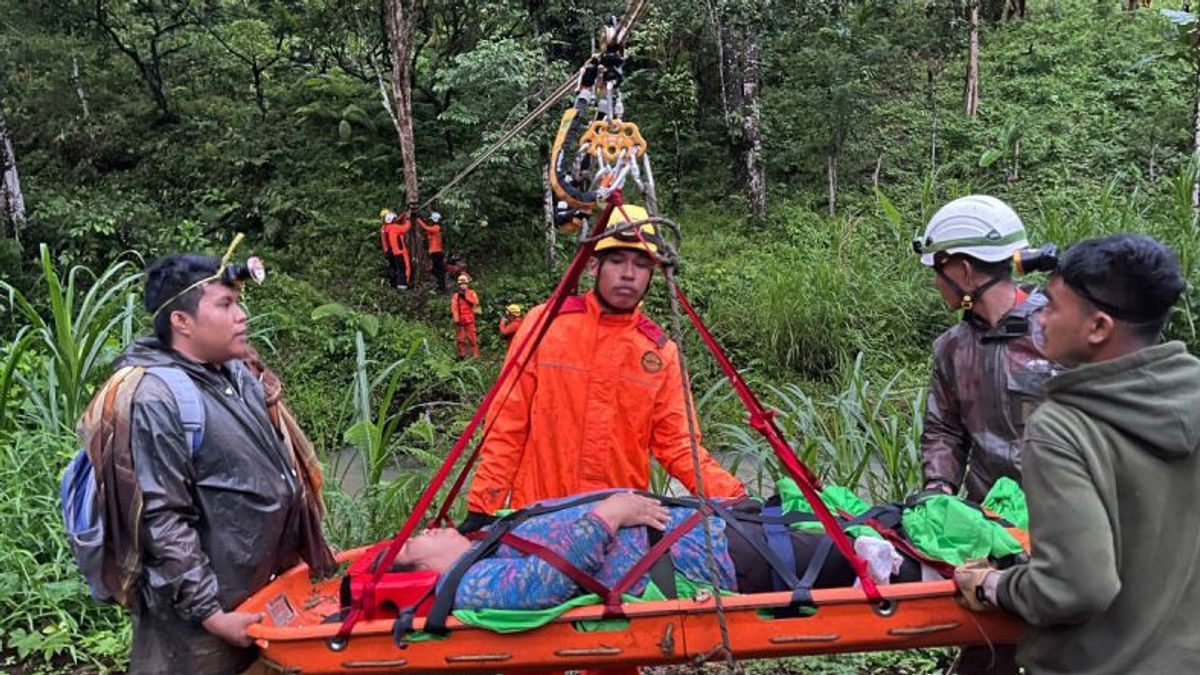 L'équipe SAR évacue les couples piégés dans la forêt pendant deux jours