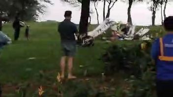 Dua Orang Korban Pesawat Jatuh di Lapangan Sunburst BSD Serpong, Petugas Pasang Garis Polisi