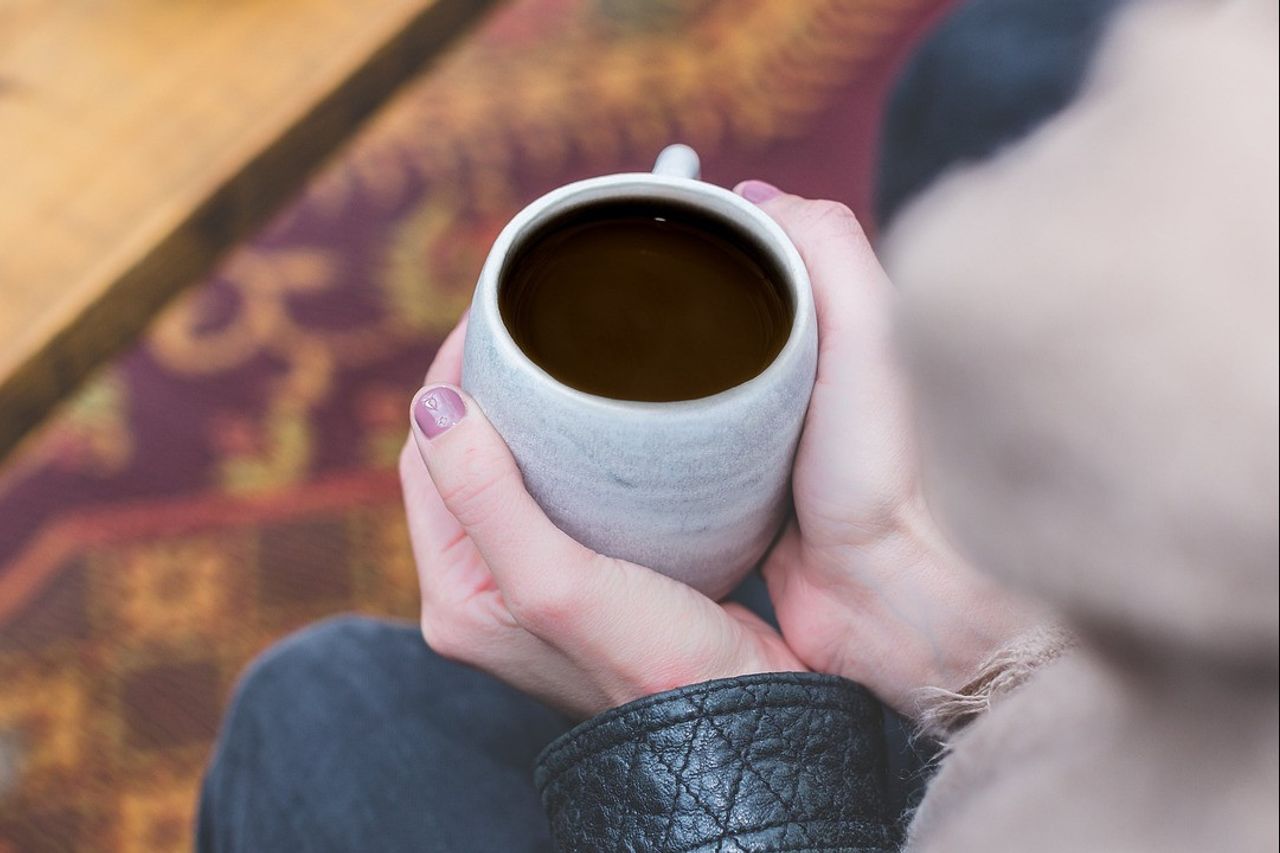 毎日砂糖なしのコーヒーを飲むことの効果:その利点と副作用