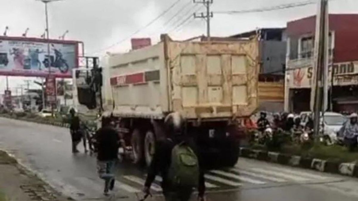 La police arrête le chauffeur du camion qui protège une femme dans le véhicule à mort