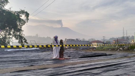 アブ火山雨を伴うマラピ山噴火