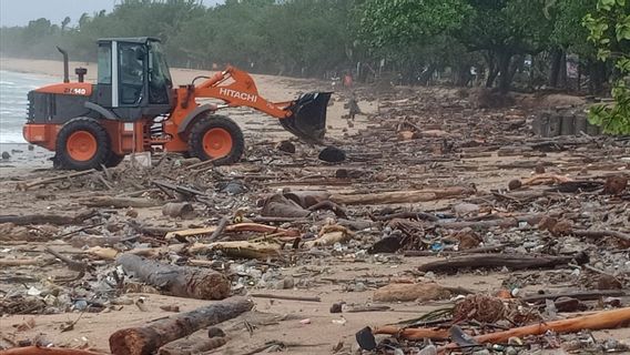 Pantai Kuta, Seminyak dan Legian Penuh Sampah Kayu hingga Puluhan Ton, Ini Penampakannya