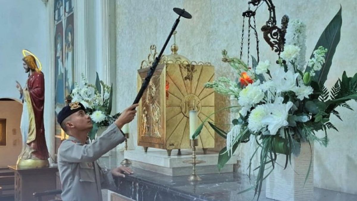 Jelang Ibadah Jumat Agung, Brimob Sterilisasi Gereja di Medan