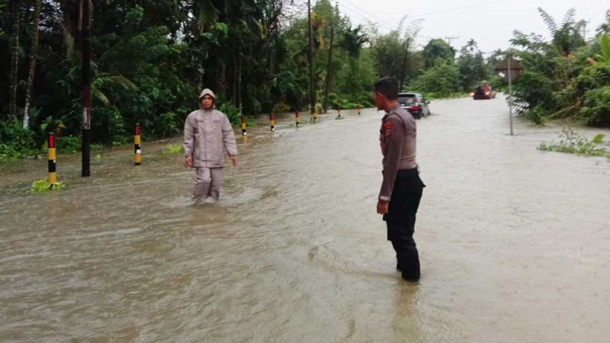 亚齐大雨,西默乌卢的两个村庄被洪水淹没