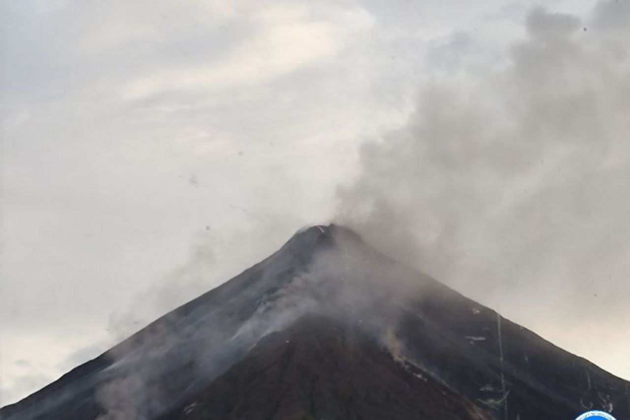 白熱溶岩が減少し、PGAポストは北スラウェシのカランゲタン山火山活動が減少すると述べています 